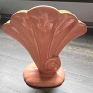 Vintage ceramic shell-shaped vase red wing 899